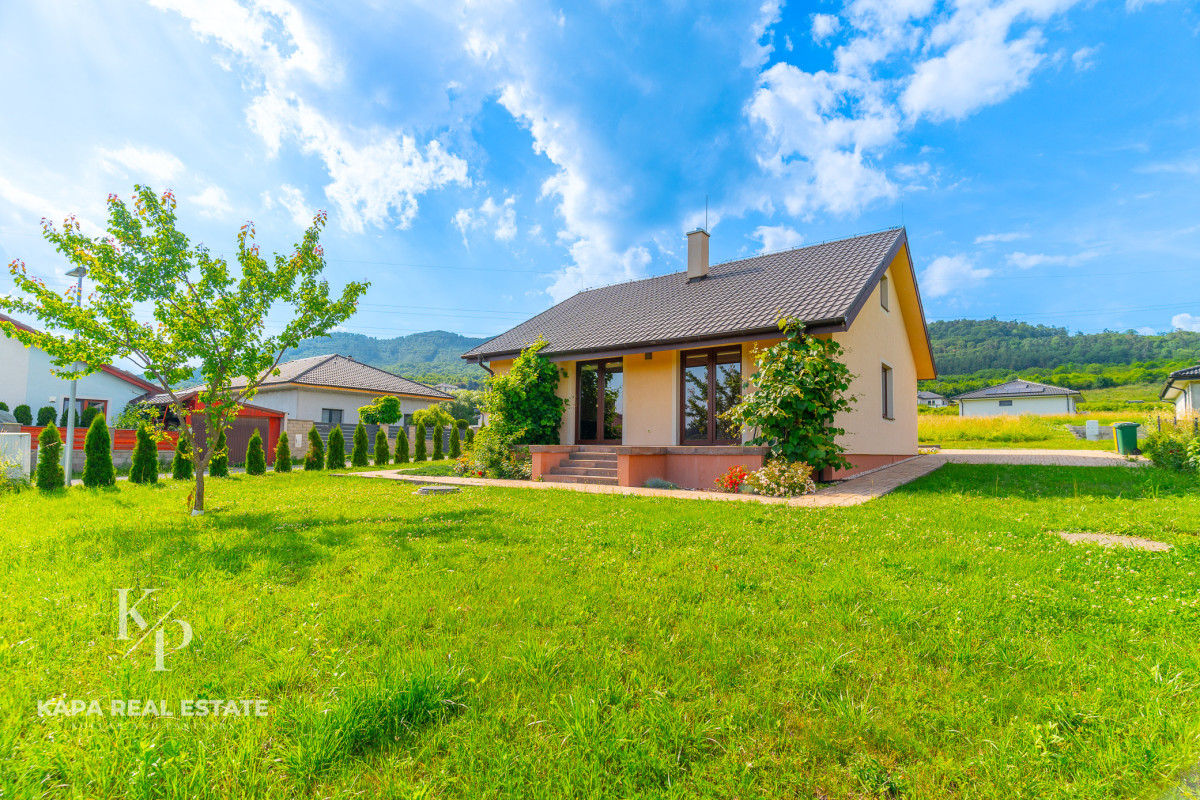 REZERVOVANÉ: Moderný 4 izbový bungalov s krbom a slnečnou záhradou – Fintice