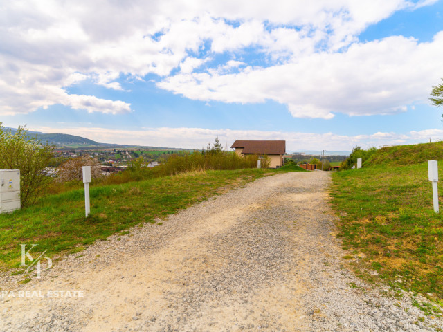 Bývanie s kráľovským výhľadom: stavebný pozemok pod Kapušianskym hradom - 7