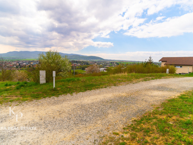 Bývanie s kráľovským výhľadom: stavebný pozemok pod Kapušianskym hradom - 8