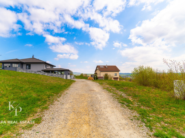 Bývanie s kráľovským výhľadom: stavebný pozemok pod Kapušianskym hradom - 2
