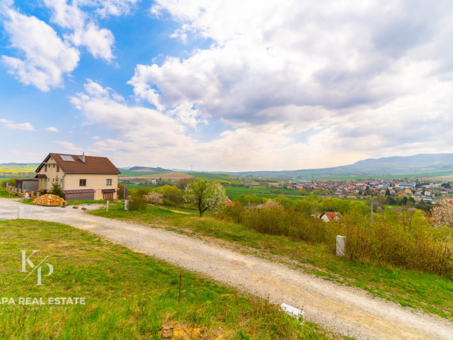 Bývanie s kráľovským výhľadom: Stavebný pozemok pod Kapušianskym hradom