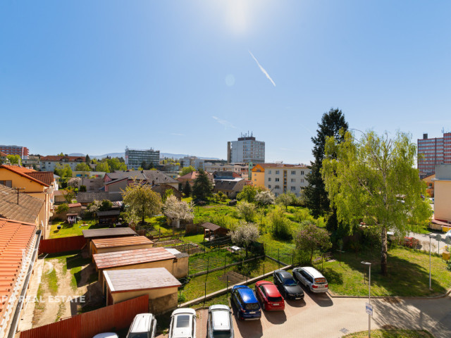Štýlový 3 izbový mezonet s výhľadom do korún stromov - 8
