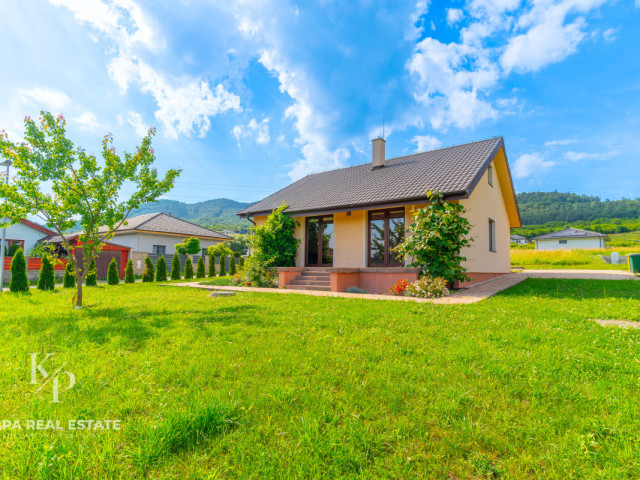 Moderný 4 izbový bungalov s krbom a slnečnou záhradou – Fintice