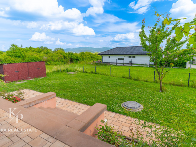 REZERVOVANÉ: Moderný 4 izbový bungalov s krbom a slnečnou záhradou – Fintice - 3