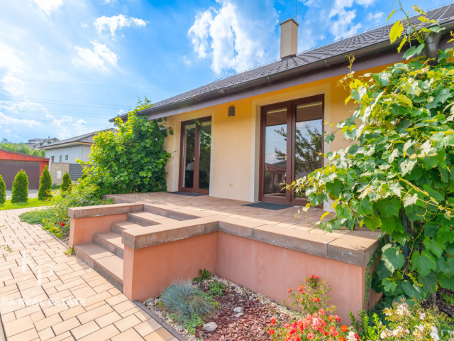 REZERVOVANÉ: Moderný 4 izbový bungalov s krbom a slnečnou záhradou – Fintice - 2