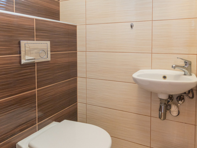 REZERVOVANÉ: Moderný 4 izbový bungalov s krbom a slnečnou záhradou – Fintice - 23