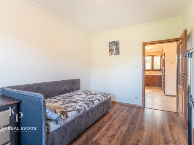 REZERVOVANÉ: Moderný 4 izbový bungalov s krbom a slnečnou záhradou – Fintice - 19