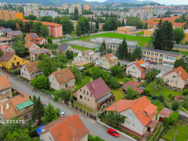 Priestor, komfort a pokojná štvrť: 4 izbový rodinný dom stvorený pre rodinný život - 34