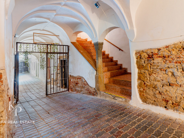 NA PREDAJ: Historický meštiansky dom, Hlavná ulica, Prešov - 4