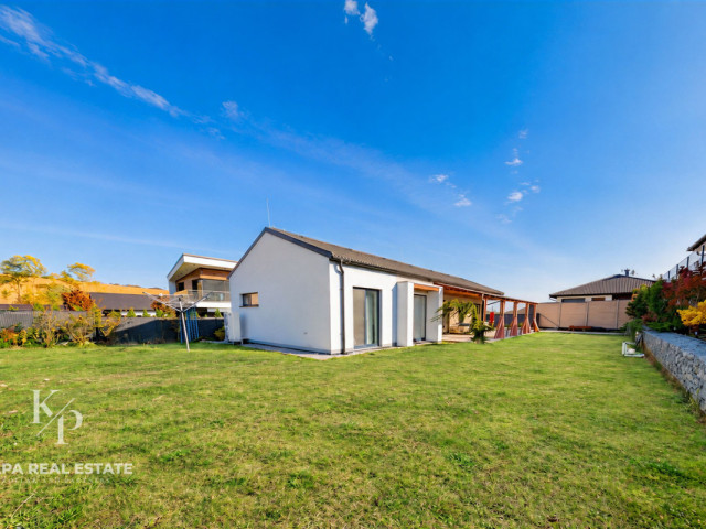 NA PREDAJ: moderný 4 izbový bungalov s veľkou záhradou, obec Župčany - 10