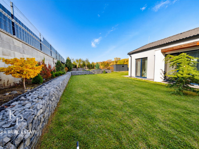 NA PREDAJ: moderný 4 izbový bungalov s veľkou záhradou, obec Župčany - 3